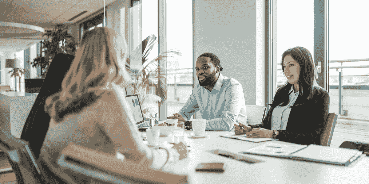 Rencontre entre un client et une agence de communication à propos d’un brief.