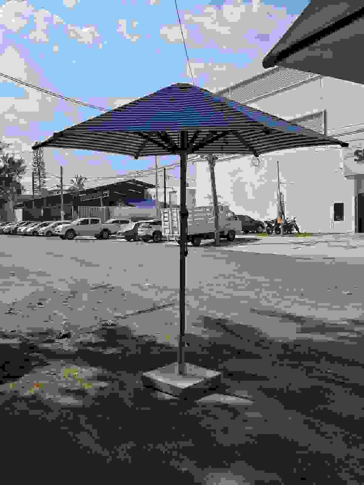 sombrilla de madera para playa y club privado.