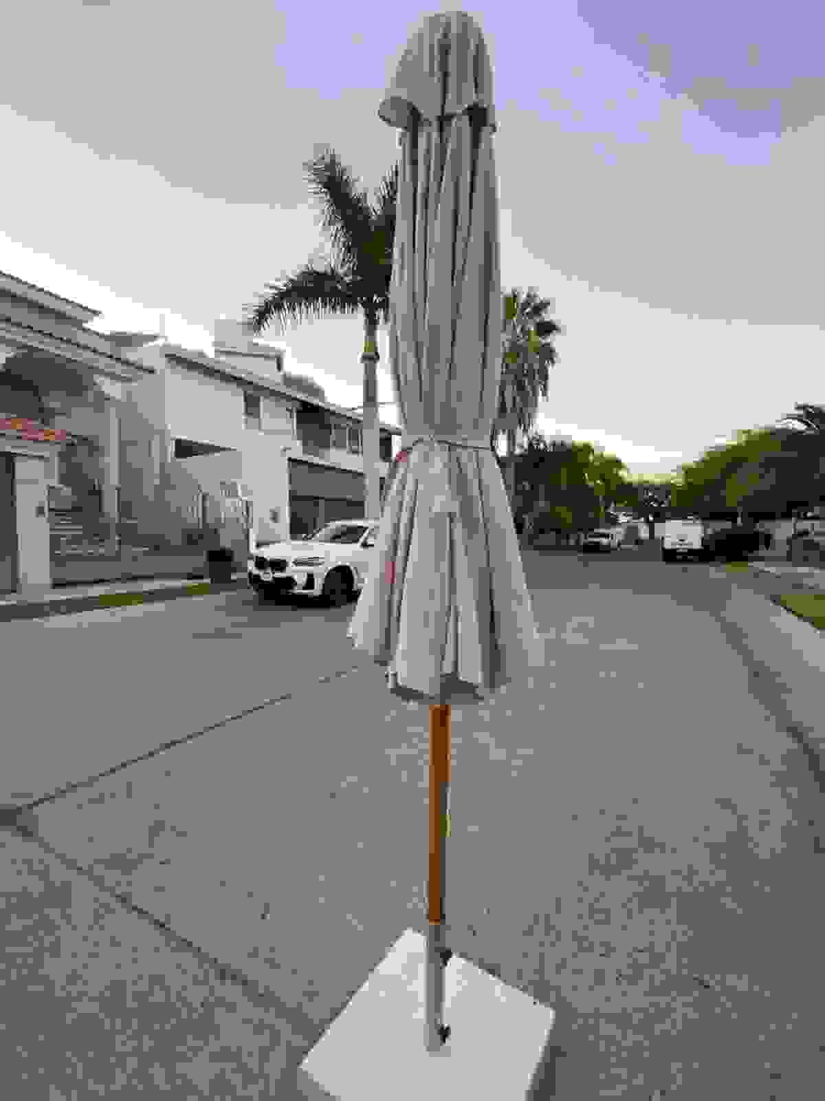 sombrilla de madera para hoteles