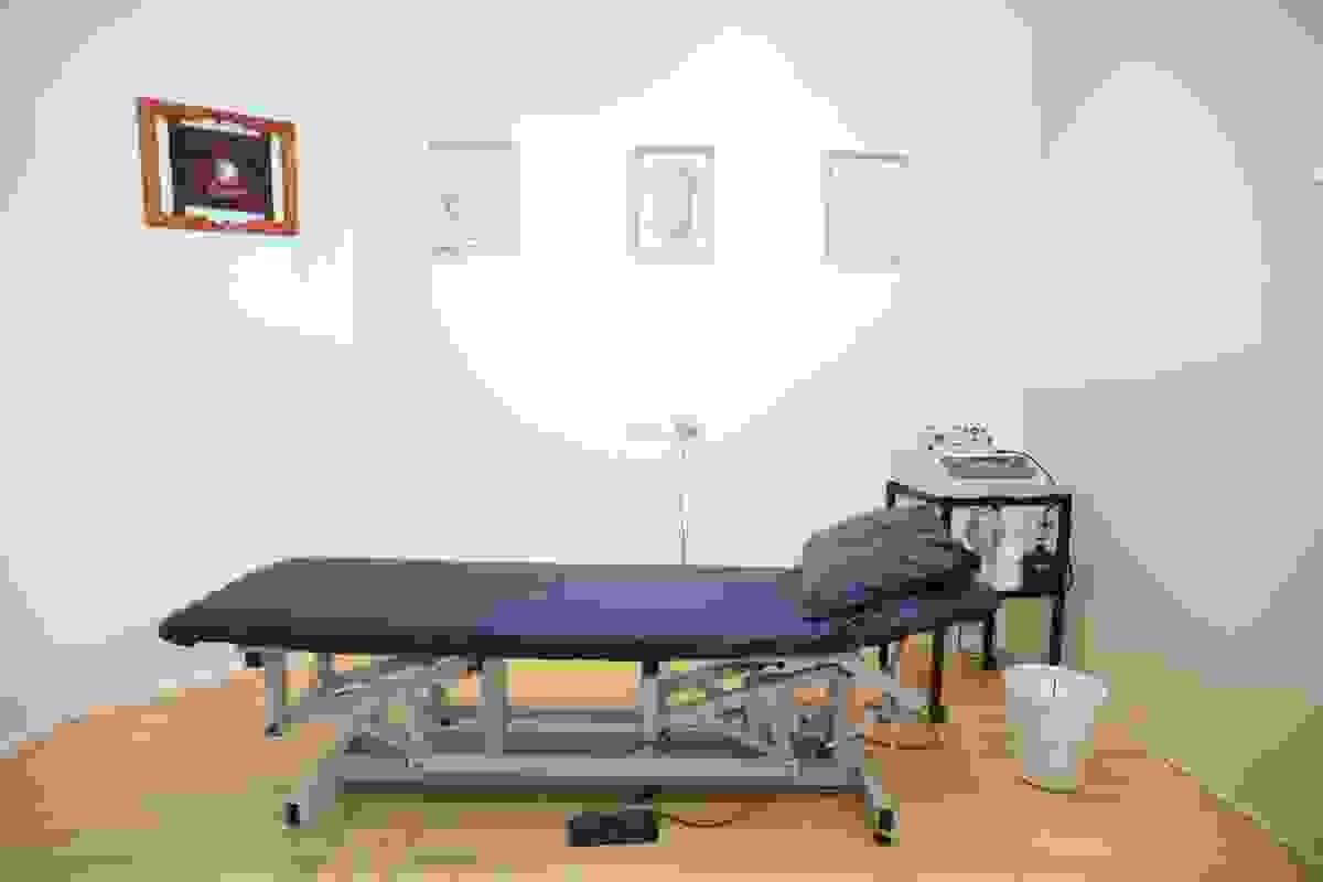 Your journey to a pain-free life starts here. Let us guide you with expert hands-on treatment and tailored wellness solutions. Experience Personalized Physiotherapy Care We help your body stay pain-free, mobile, and functional so you can keep doing what you love. We strive to give every client personalised hands-on treatment & care that addresses their immediate need, as well as long term goals with thorough assessments, treatments and plans that are backed by evidence, all in a comfortable and welcoming environment. We actively educate and influence accountability of our clients and local community through their time in clinic and a variety of content.
Gen pop - need treatment for pain, injuries, post surgery needs. Also natural health solution seekers. Your journey to a pain-free life starts here. Let us guide you with expert hands-on treatment and tailored wellness solutions. Experience Personalized Physiotherapy Care We help your body stay pain-free, mobile, and functional so you can keep doing what you love. We strive to give every client personalised hands-on treatment & care that addresses their immediate need, as well as long term goals with thorough assessments, treatments and plans that are backed by evidence, all in a comfortable and welcoming environment. We actively educate and influence accountability of our clients and local community through their time in clinic and a variety of content.
Gen pop - need treatment for pain, injuries, post surgery needs. Also natural health solution seekers.