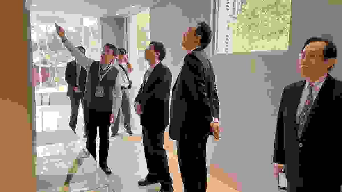 於2樓張建邦創辦人紀念館介紹創辦人事略，林孝庭博士對於張建邦創辦人的貢獻深感敬佩。（攝影／圖書館周曉彤）