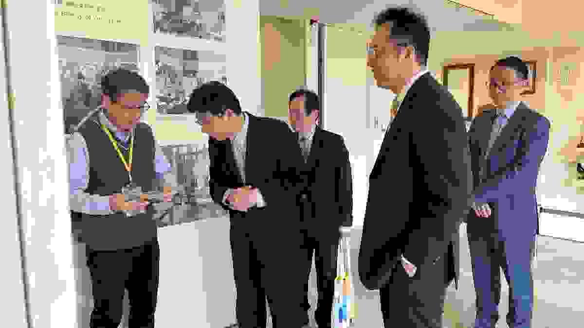 介紹張創辦人1973年榮獲美國艾森豪獎學金赴美訪問研究，回國後將所見所聞出書發表。（攝影／圖書館周曉彤）