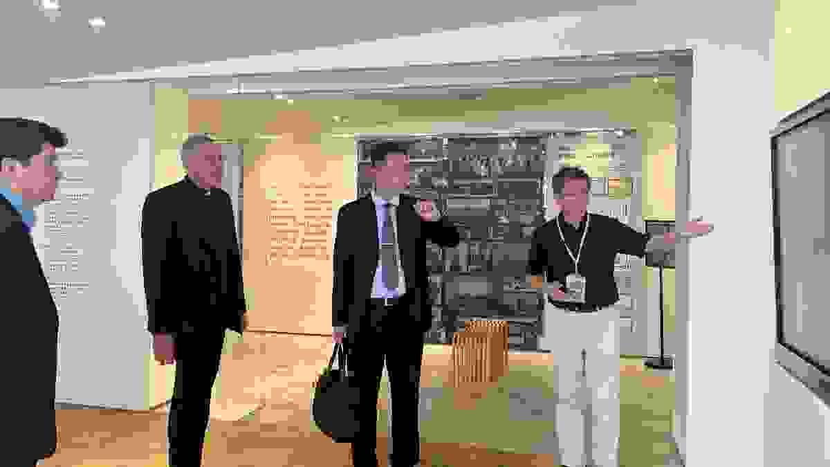 透過電子白板檢索《淡江時報》資料庫，展現本校與巴拉圭長年來的深厚交流與合作。（攝影／圖書館蔡羽彤）