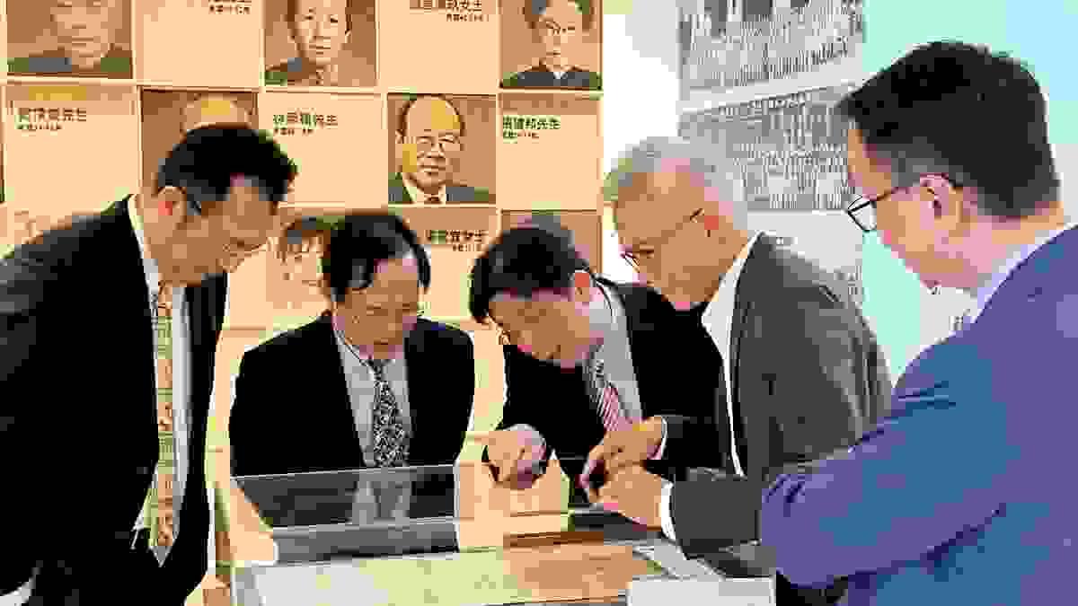 美國史丹佛大學胡佛檔案館東亞館藏部主任林孝庭博士 （右三）蒞臨校史館參觀，因林博士父親畢業於本校銀行保險學系（現為風險管理與保險學系），在觀看「淡江文理學院歷年系組發展一覽表」時，仔細瞭解本校1950年至1972年間的學系分組演變。（攝影／圖書館周曉彤）