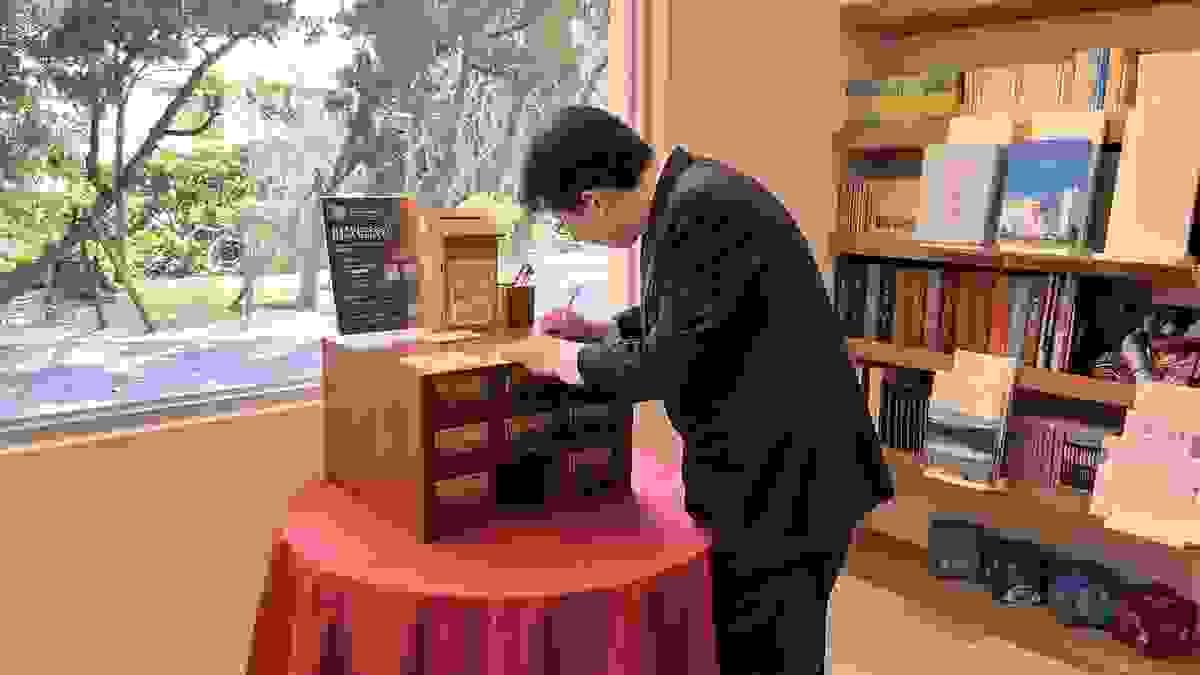 林孝庭博士於「給淡江的一句話」卡片中留言，期盼未來能夠與本校發展更為密切之學術交流，相得益彰。（攝影／圖書館周曉彤）