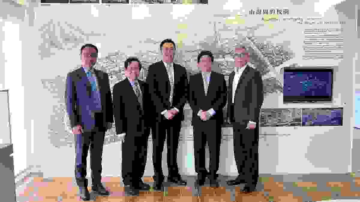 美國史丹佛大學胡佛檔案館東亞館藏部主任林孝庭博士 （右二）蒞臨校史館參觀，由本校國際事務學院院長包正豪（左三）、國際事務與戰略研究所所長李大中（左一）、董事會貴賓蔡志弘教授（左二）、董事會主任秘書黃文智（右一）陪同參觀，於淡水校園地圖前合影留念。（攝影／圖書館周曉彤）