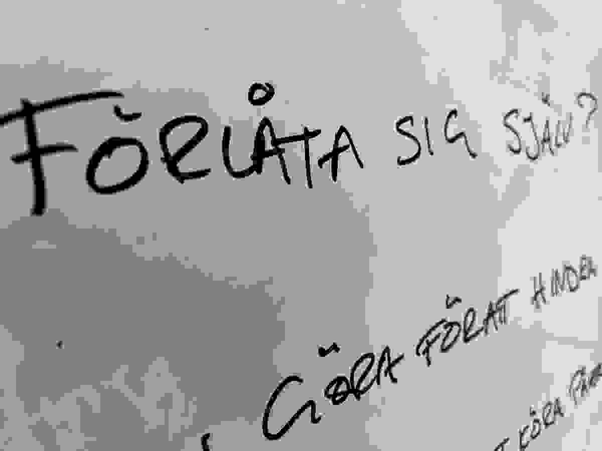 Elever skriver på tavlan hos Silverdal Trafikskola Elever skriver på tavlan hos Silverdal Trafikskola