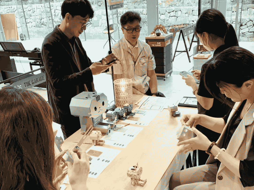 Hands at work, eyes focused. Guests experienced the joy of assembly—folding, snapping, creating their own planter from a flat sheet of laser-cut metal. Hands at work, eyes focused. Guests experienced the joy of assembly—folding, snapping, creating their own planter from a flat sheet of laser-cut metal.