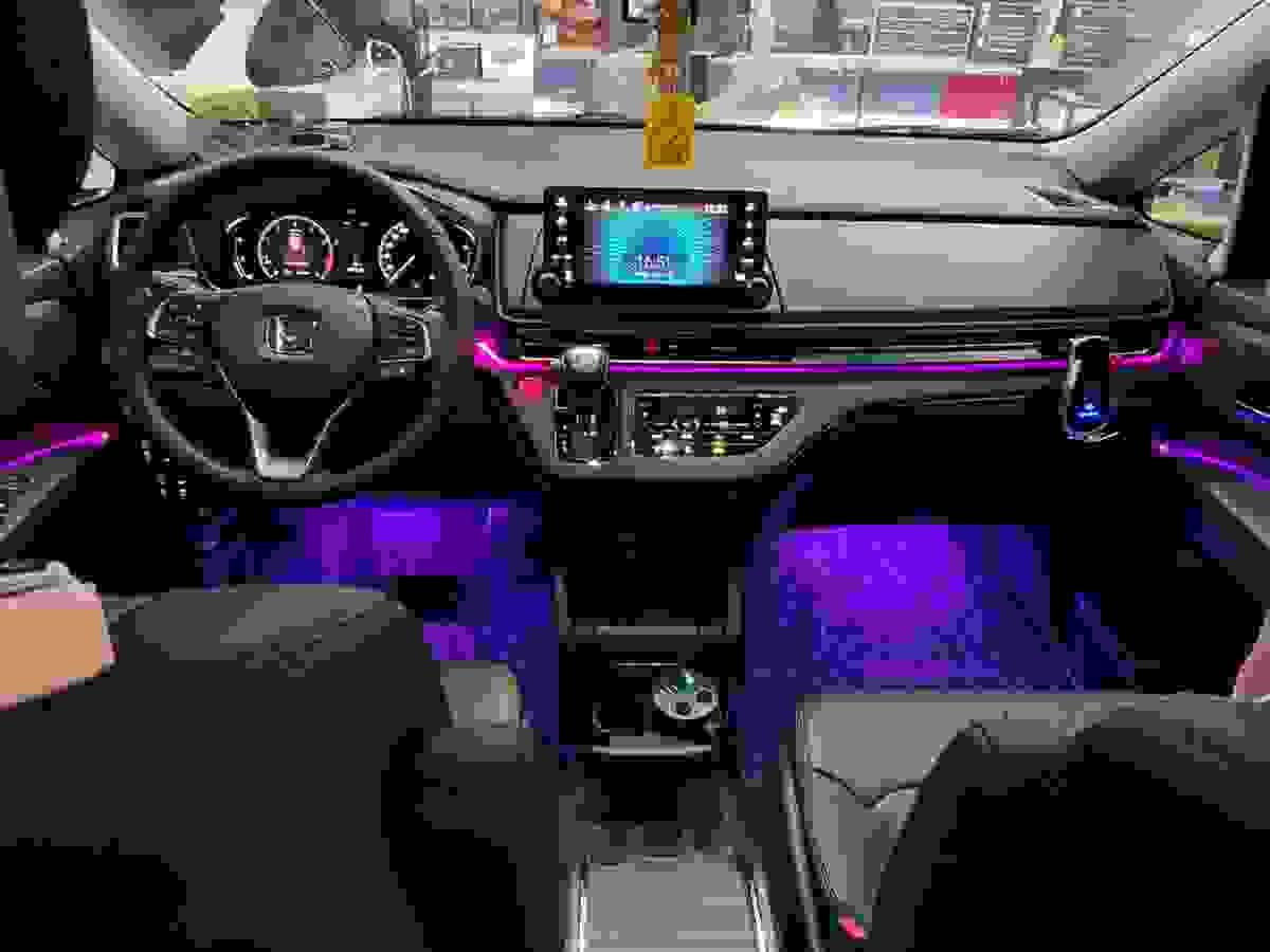 黑夜中 Odyssey 停車伴隨氣氛燈光開啟