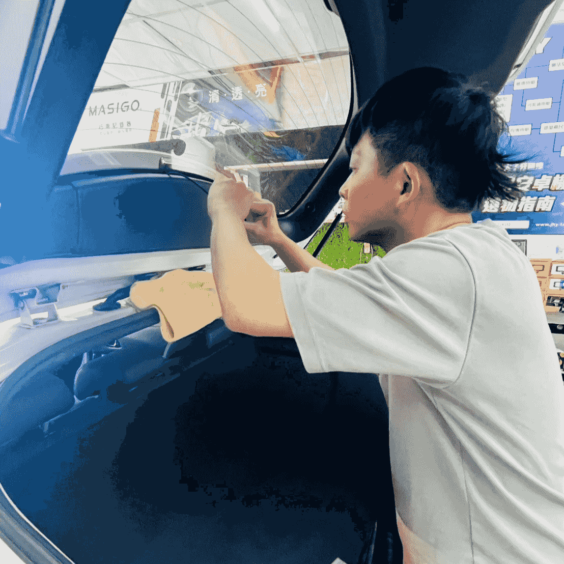 行車紀錄器安裝過程示意圖