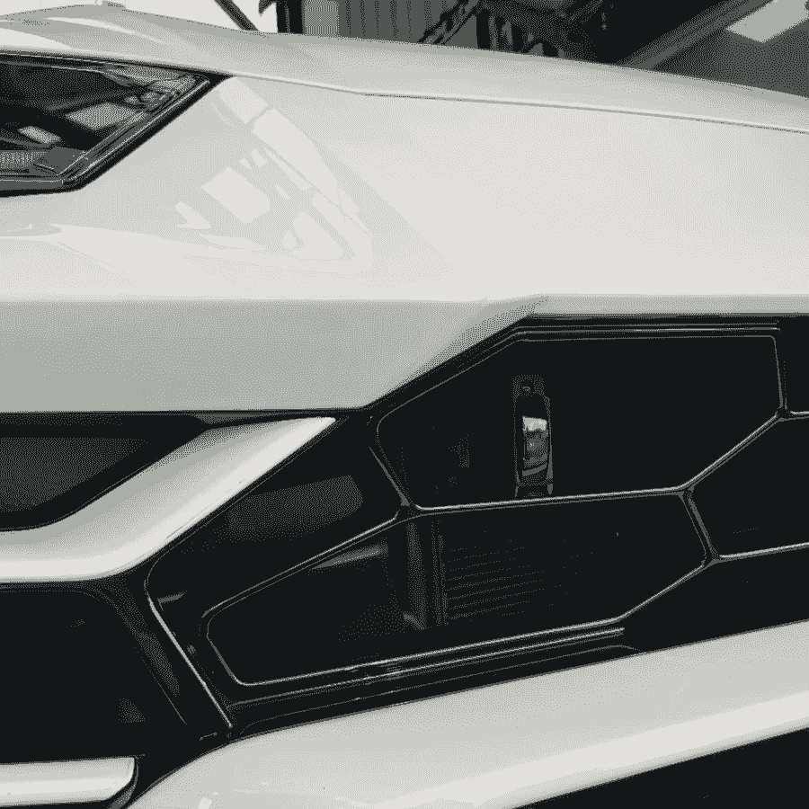 Lamborghini Urus 停放展示車頭特寫