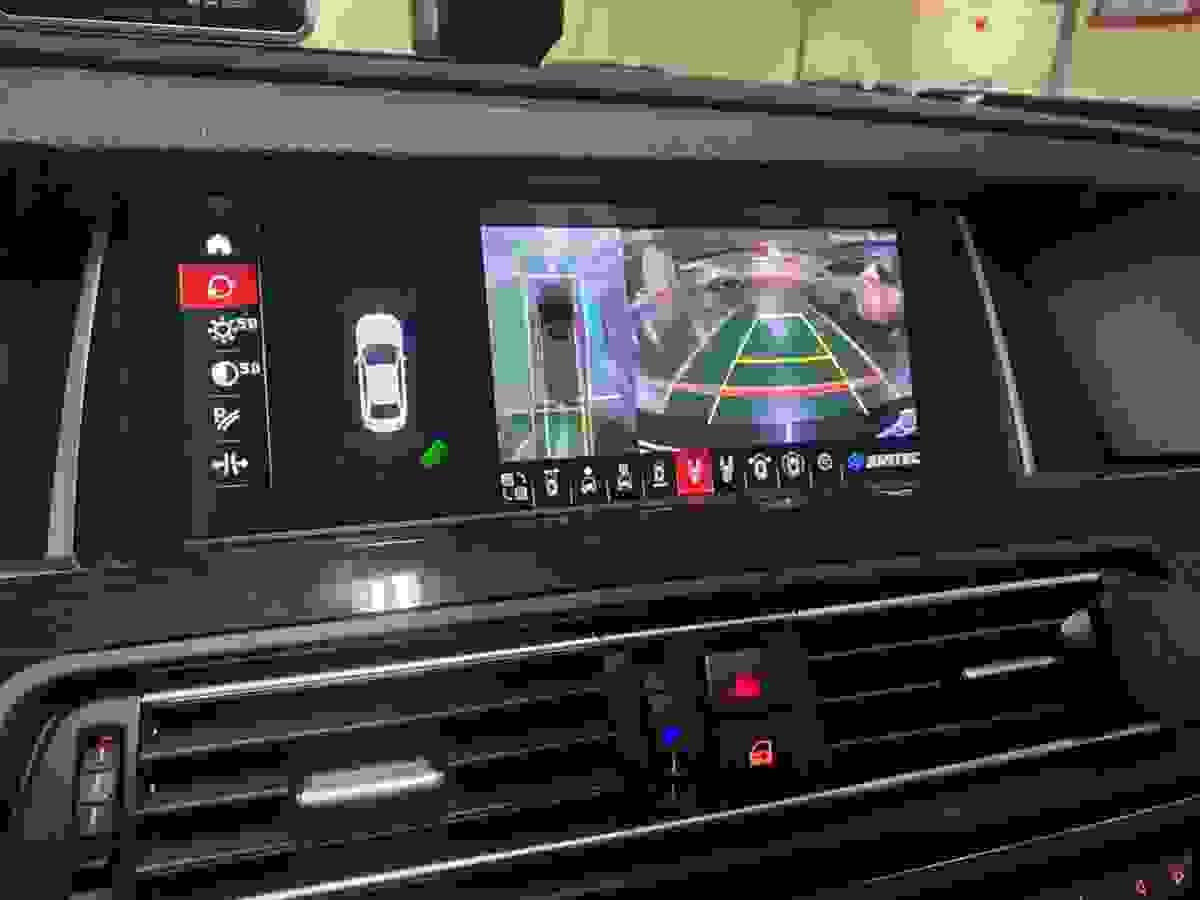 黑色BMW F11 520d側視360環景鏡頭安裝示意