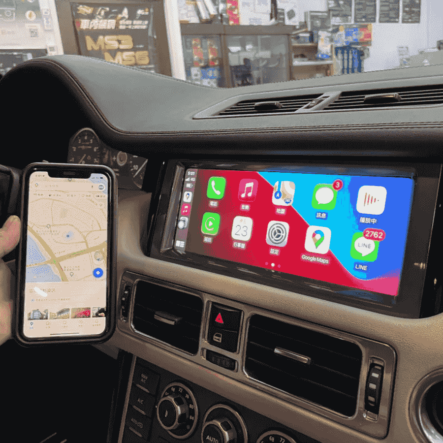 車主操作 Apple CarPlay 功能於 Velar 車機