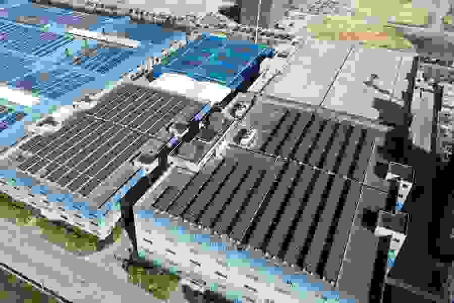 Scenario ad alta temperatura sui tetti del fotovoltaico aziendale in Italia, adatto a layout ad alta densità; i moduli fotovoltaici a triplo taglio consentono una potenza installata più elevata per unità di superficie.