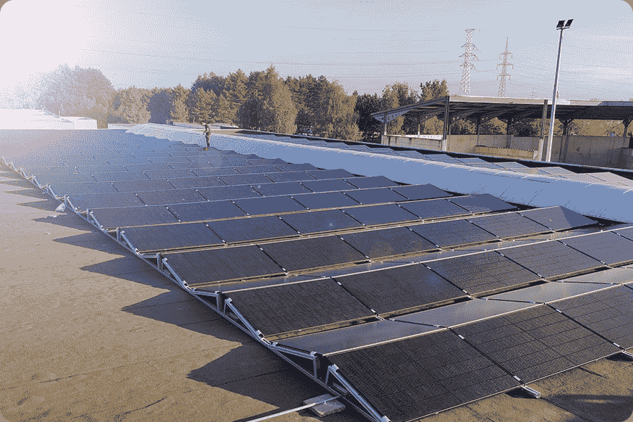 Moduli fotovoltaici a tre celle per tetti ad alta temperatura.