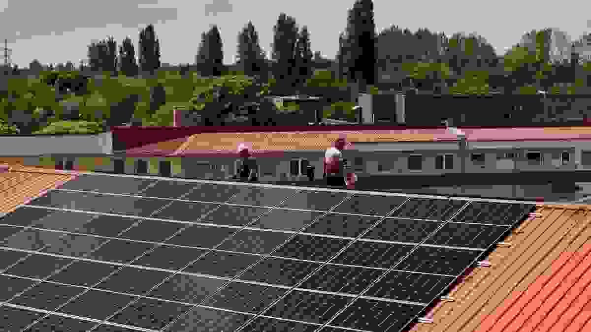 Caso di installazione di moduli fotovoltaici IBC 450W su tetto aziendale.