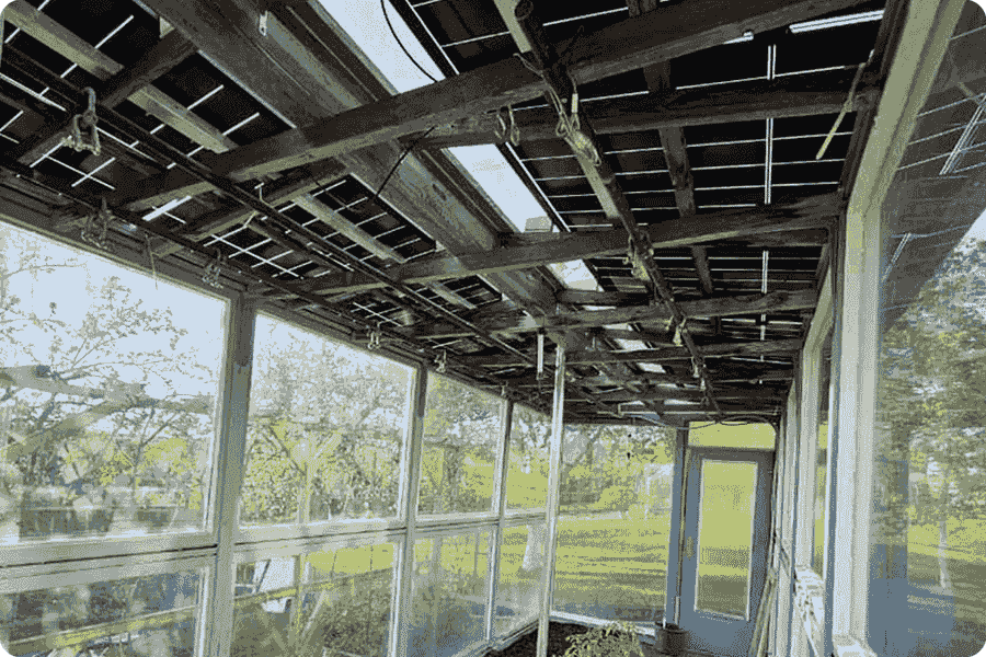 Installazione di moduli fotovoltaici a vetro doppio su tetti di serre, ottimizzando la trasmissione della luce e la generazione bilaterale di energia per i guadagni agricoli.