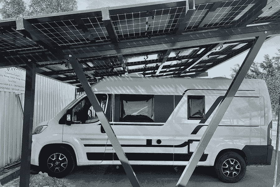 Installazione di moduli fotovoltaici a vetro doppio su tetti di tettoie per auto, combinando ombreggiatura e alta efficienza nella generazione di energia.