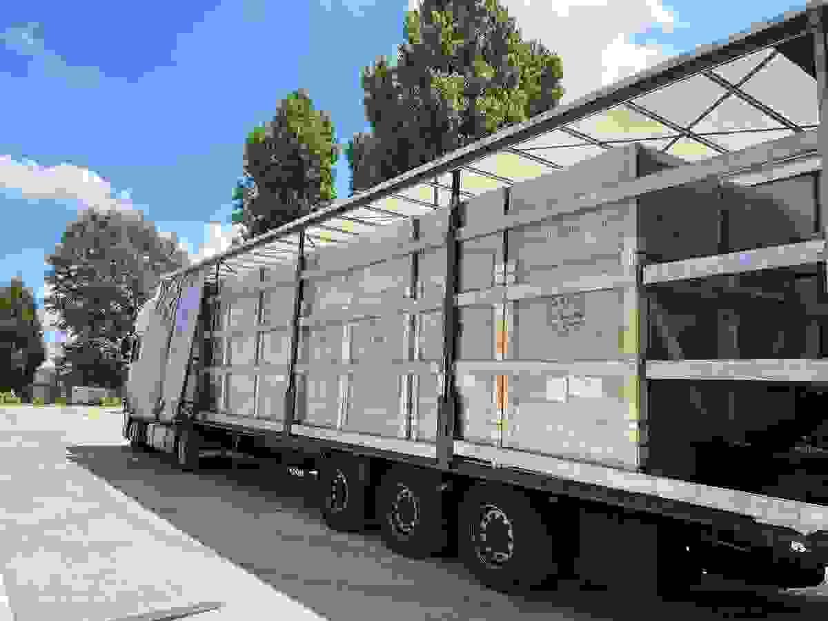 Camion carico di pannelli fotovoltaici, pronto per la consegna al cliente.