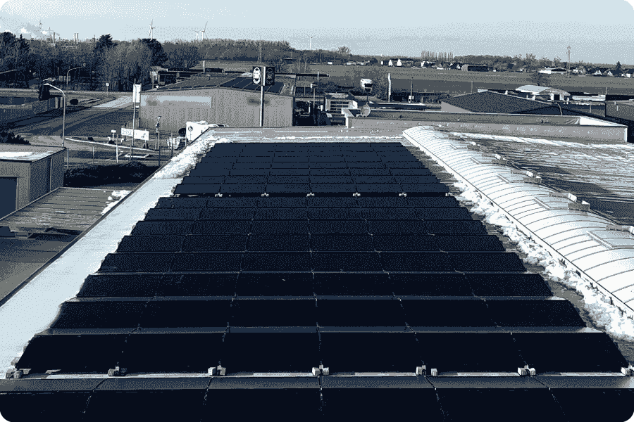 Progetti fotovoltaici su tetti industriali e commerciali utilizzano moduli a vetro doppio, migliorando il ritorno sugli investimenti e l'affidabilità del sistema.