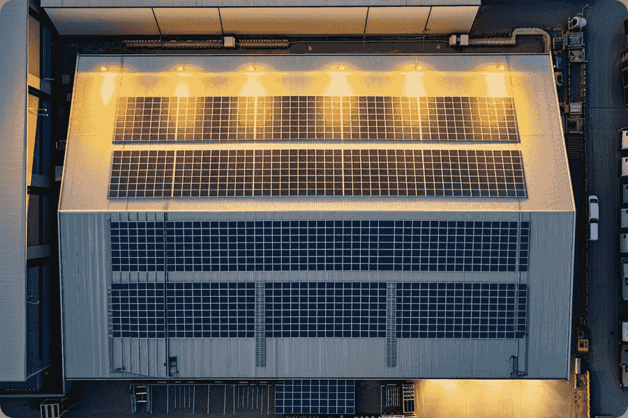 Installationsscenario för solpaneler på industriella tak, som visar användningen av takytan och layouten av fotovoltaiska system