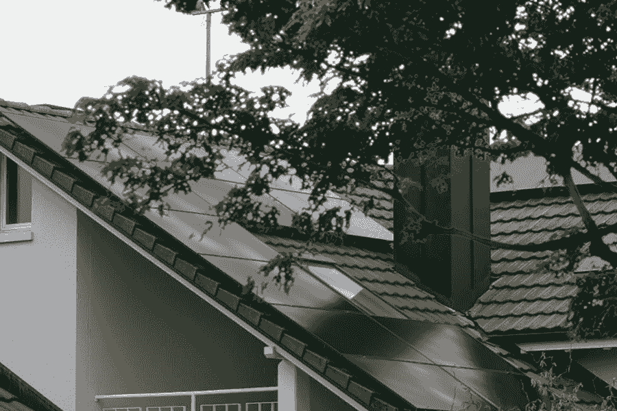 Moduli fotovoltaici a triplo taglio installati su tetti complessi, adatti a progetti con ombreggiamento e ristrutturazione del tetto.