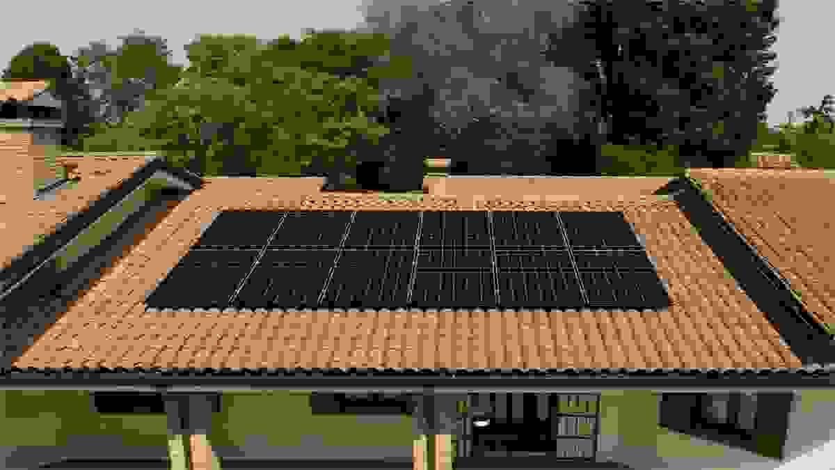 IBC fotovoltaické moduly na střeše s taškami, spojující estetiku a vysoký výkon výroby energie.