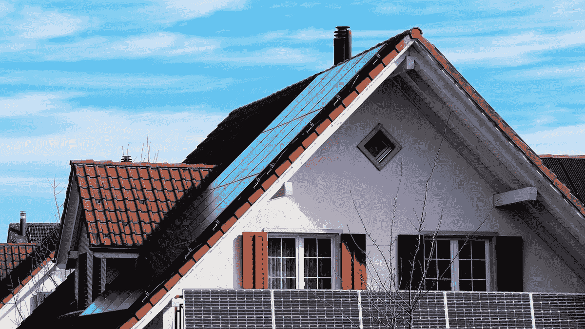 IBC moduly se přirozeně spojují s estetikou obytných střech a nabízejí zcela černý design.