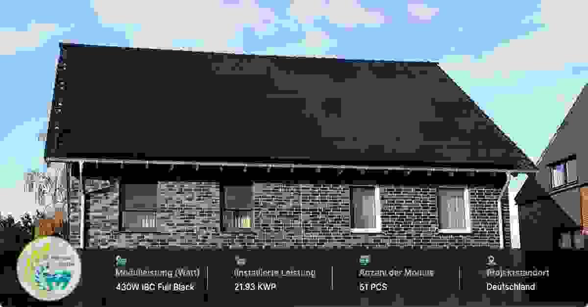 Deutschland – IBC 430W Full Black Solaranlage mit 21,93 kWp Gesamtkapazität, bestehend aus 51 Modulen.