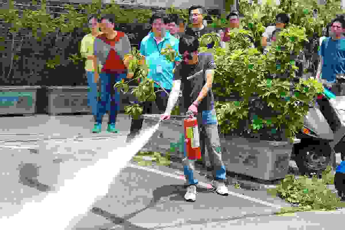 全國防災守護協會內政部立案全國性團體,北中南皆有據點及講師,免費義務性的教育訓練和講習,授課證明,消防大隊,法定年度課程,消防安全、災害危機與應變能力、勞工安全與職業災害、天然災害預防與保命方法、防火防災避難逃生、用電安全哈姆立克.AED .CPR設備實作講解、婦幼安全、兩性平等、性騷擾防範/防暴安全、紓壓解壓、安全防護宣導、民防團與全民國防、校園安全與校園霸凌。 全國防災守護協會內政部立案全國性團體,北中南皆有據點及講師,免費義務性的教育訓練和講習,授課證明,消防大隊,法定年度課程,消防安全、災害危機與應變能力、勞工安全與職業災害、天然災害預防與保命方法、防火防災避難逃生、用電安全哈姆立克.AED .CPR設備實作講解、婦幼安全、兩性平等、性騷擾防範/防暴安全、紓壓解壓、安全防護宣導、民防團與全民國防、校園安全與校園霸凌。