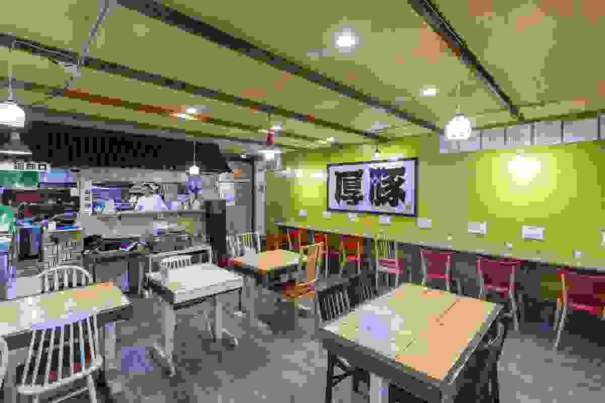 豚屋巣窟のテーブル席とカウンター席がある店内 豚屋巣窟のテーブル席とカウンター席がある店内