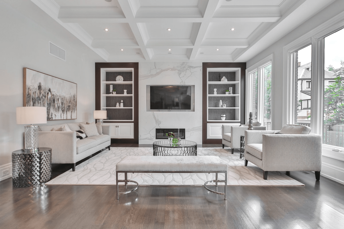 Geometry and simmetry in a light tones spacious living room