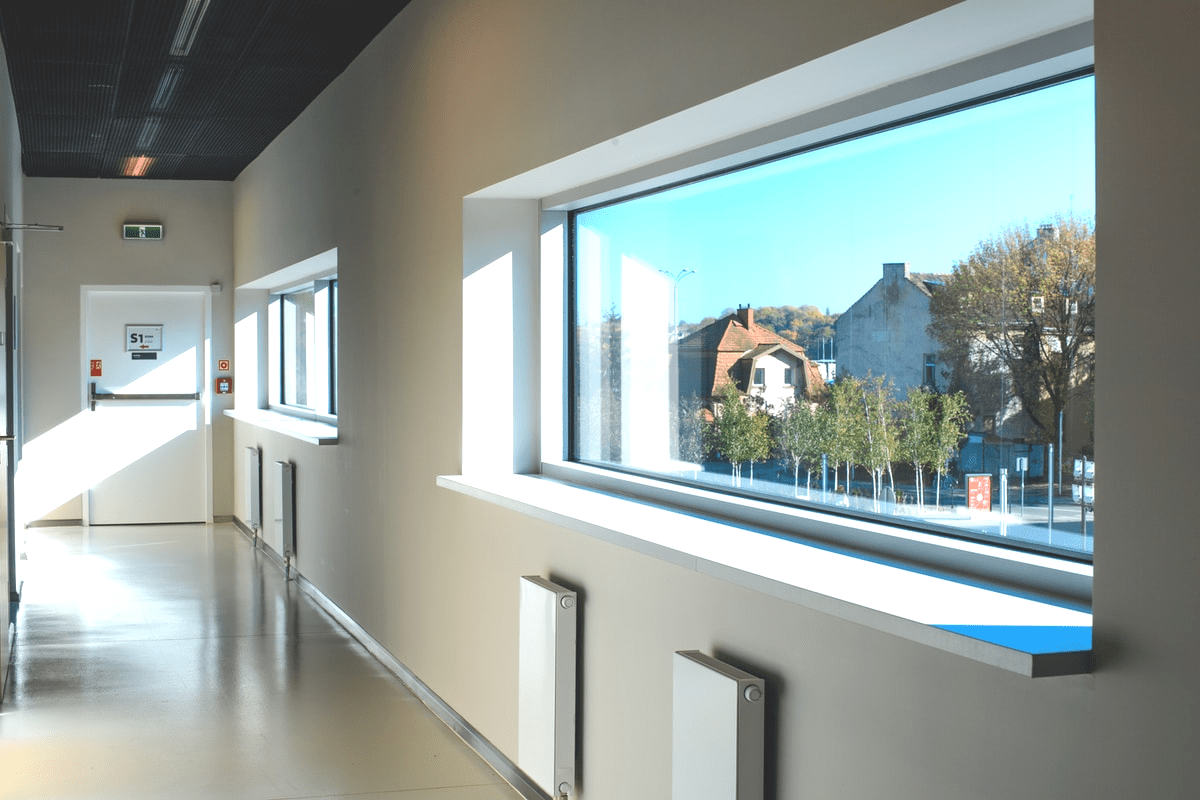 Fixtures and windows enhance the light and enlarge the space