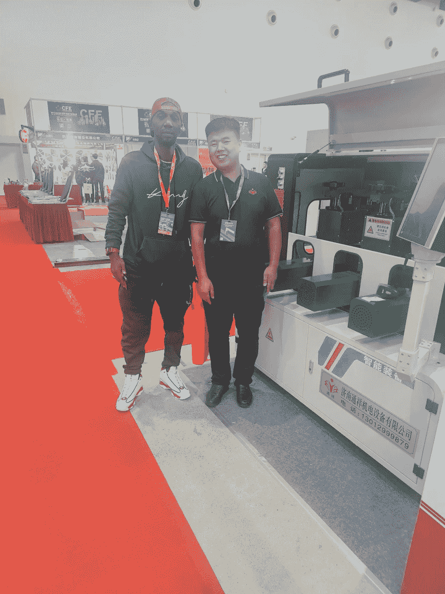 china window door processing machinery factory meet customer from African Canton Fair