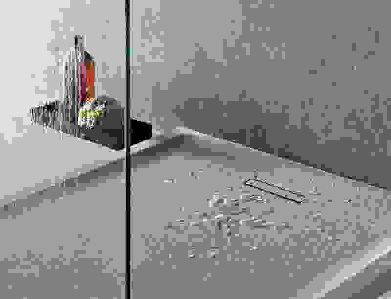 Découvrez l'élégance et la fonctionnalité de nos douches à l'italienne, conçues pour transformer votre espace de bain en un havre de paix. Avec des lignes épurées et des matériaux de qualité, chaque douche vous offre une expérience de bien-être inégalée, tout en apportant une touche moderne à votre décoration intérieure.