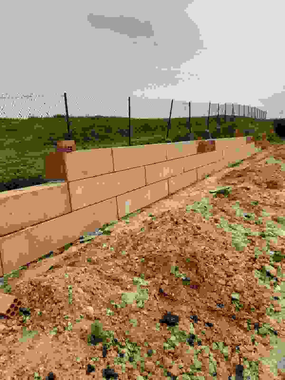 Fast and simple, minimizing the construction time. GEOMUR: Efficient Installation Available Constructive Solutions GEOFORMA develops prefabricated construction systems to adapt plots with slope and resolve unevenness in a technical, robust, and efficient manner. Our first system, GEOMUR, is a modular solution of retaining walls with prefabricated concrete pieces designed for residential applications. We work to offer architects, builders, and individuals clear and professional solutions to build better on the ground. Fast and simple, minimizing the construction time. GEOMUR: Efficient Installation Available Constructive Solutions GEOFORMA develops prefabricated construction systems to adapt plots with slope and resolve unevenness in a technical, robust, and efficient manner. Our first system, GEOMUR, is a modular solution of retaining walls with prefabricated concrete pieces designed for residential applications. We work to offer architects, builders, and individuals clear and professional solutions to build better on the ground.