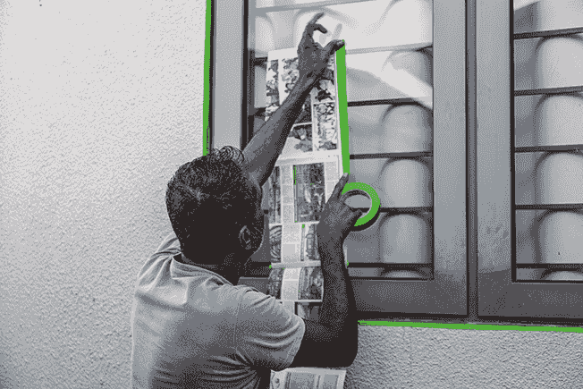 Technicien DR Alufix protégeant une fenêtre en aluminium avant rénovation à Maurice Technicien DR Alufix protégeant une fenêtre en aluminium avant rénovation à Maurice