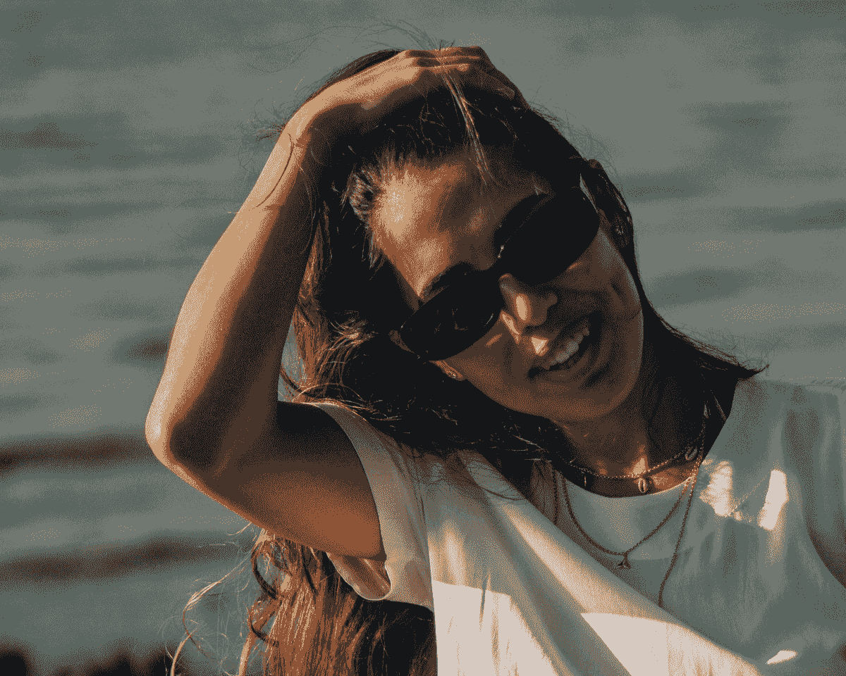 How to wear sunglasses stylishly at the beach