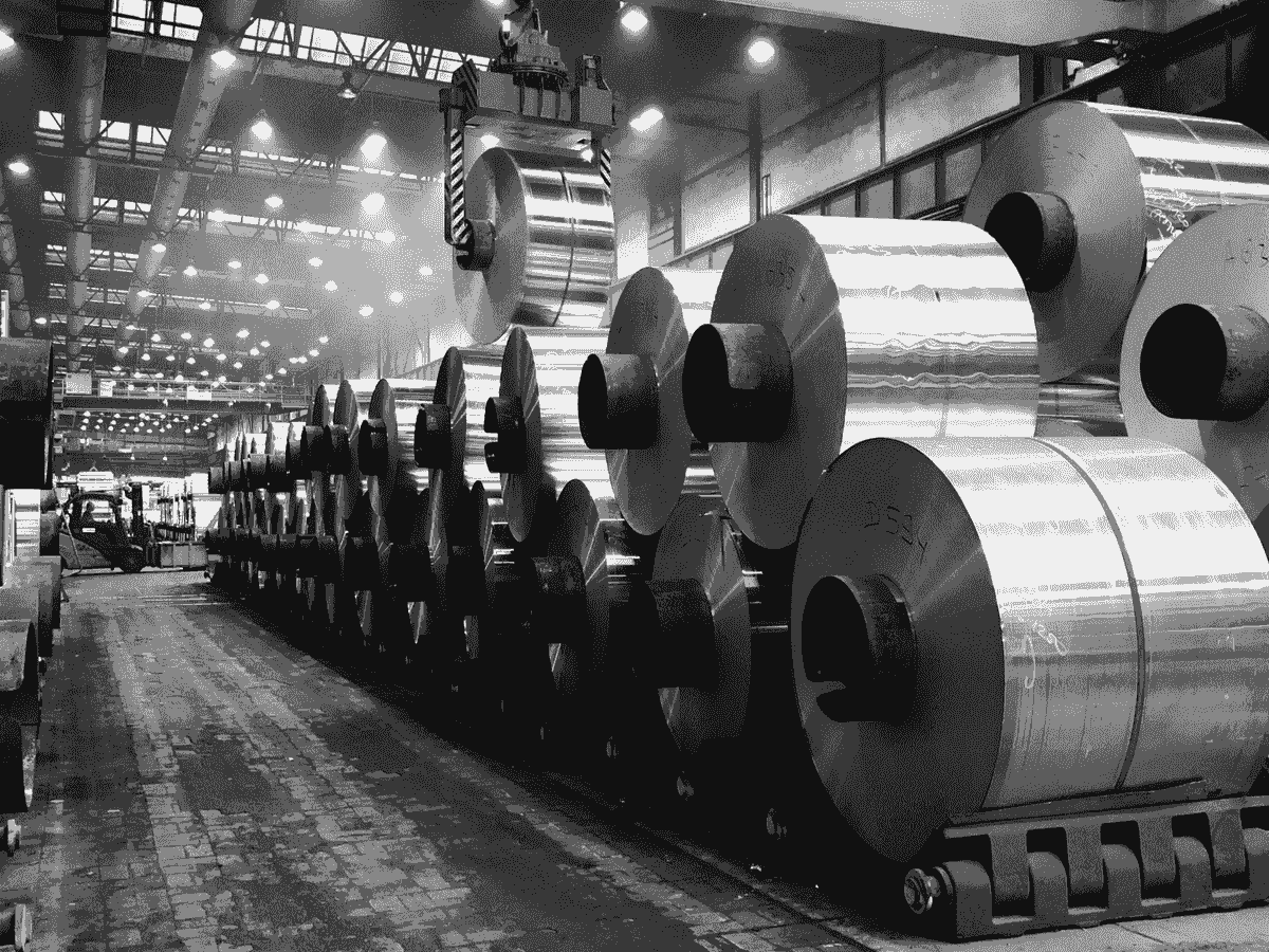 roll forming machine operating efficiently during metal shaping