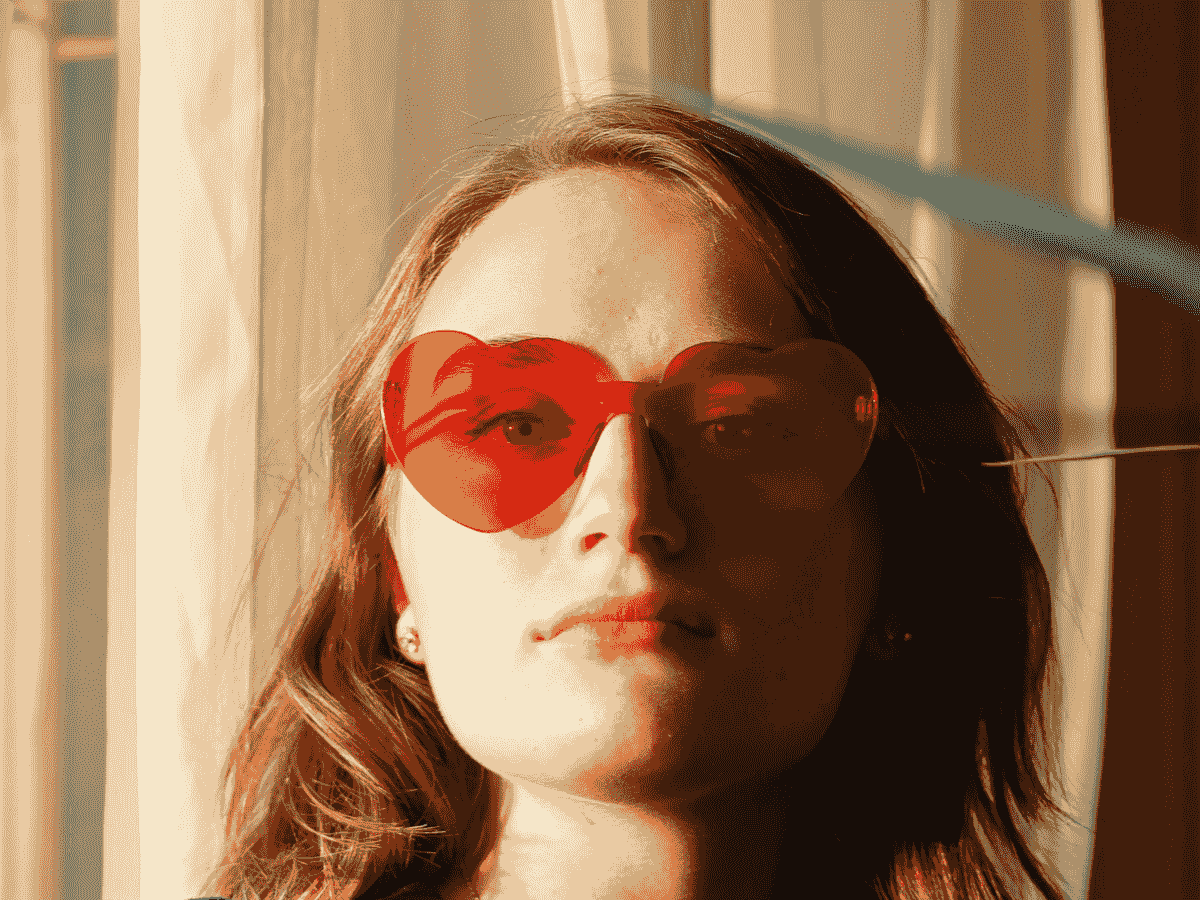 how to wear sunglasses effectively with stylish options