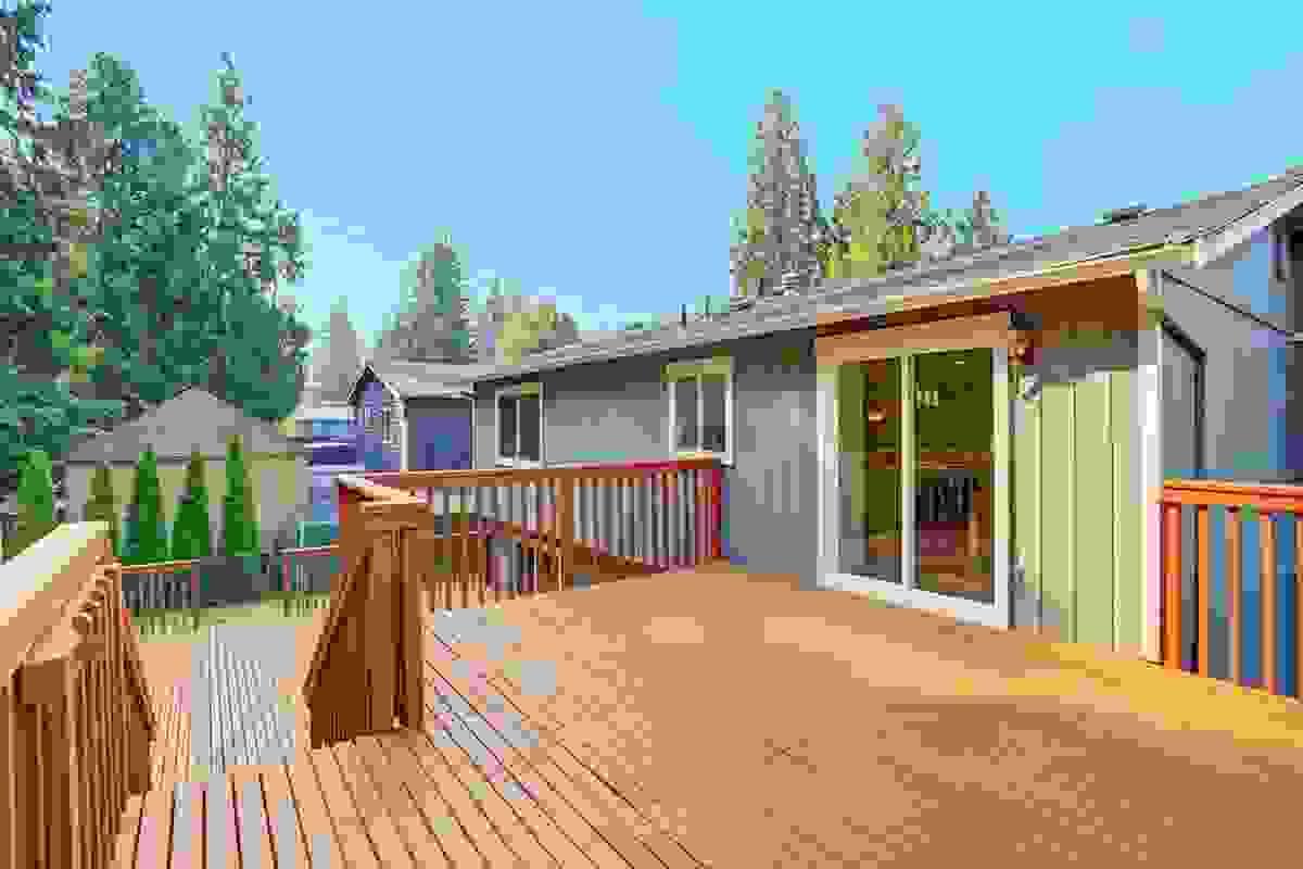 Explore affordable options for creating stunning outdoor spaces while keeping floating deck cost low.