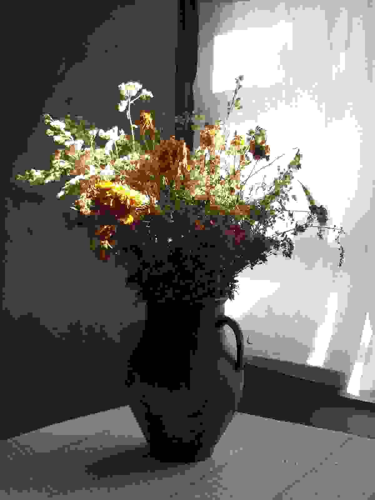 spiritual meaning of dried flowers represented through decorative arrangement
