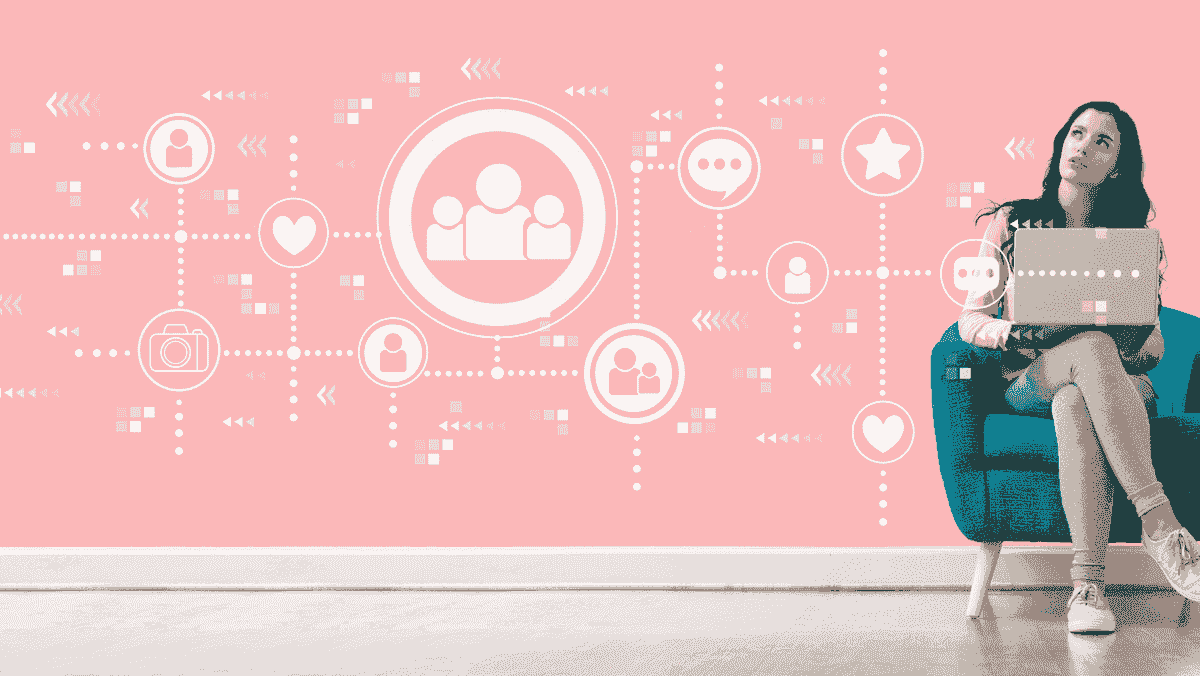 وسائل التواصل الاجتماعي مع امرأة تجلس على كرسي بينما تحمل جهاز كمبيوتر محمول