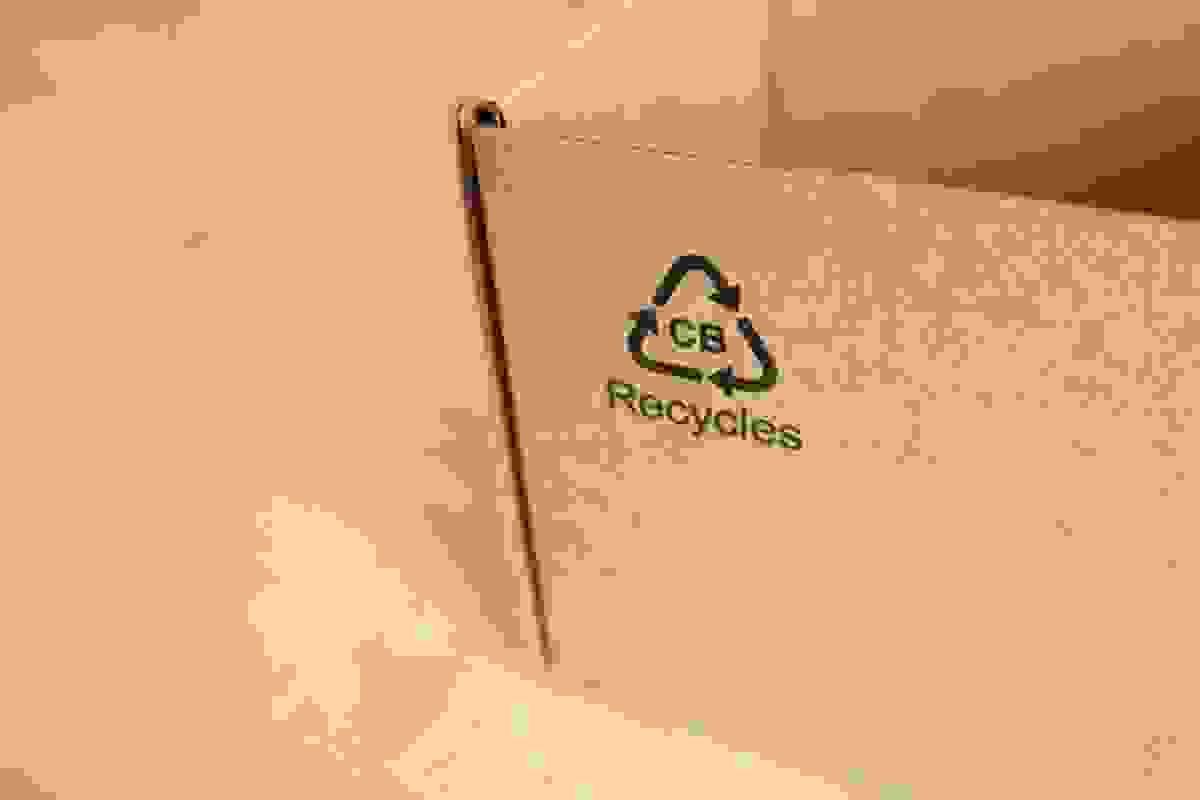 Caja de cartón ecológica con sello de ideas de embalaje.