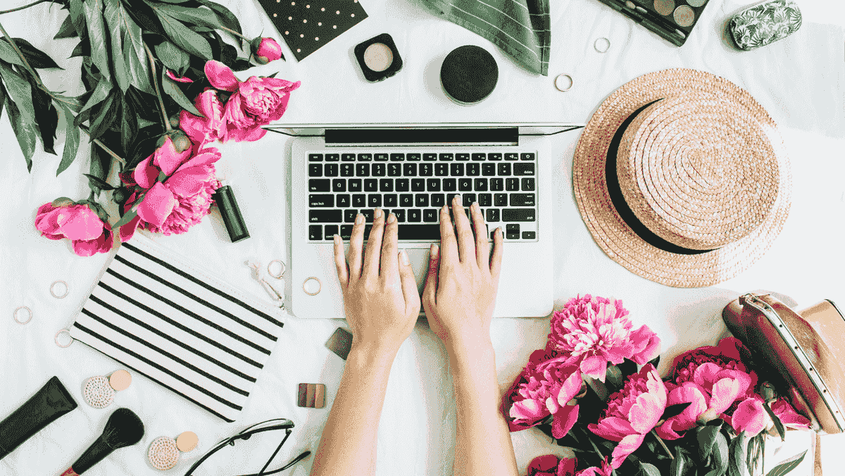 Kobieta blogująca na laptopie