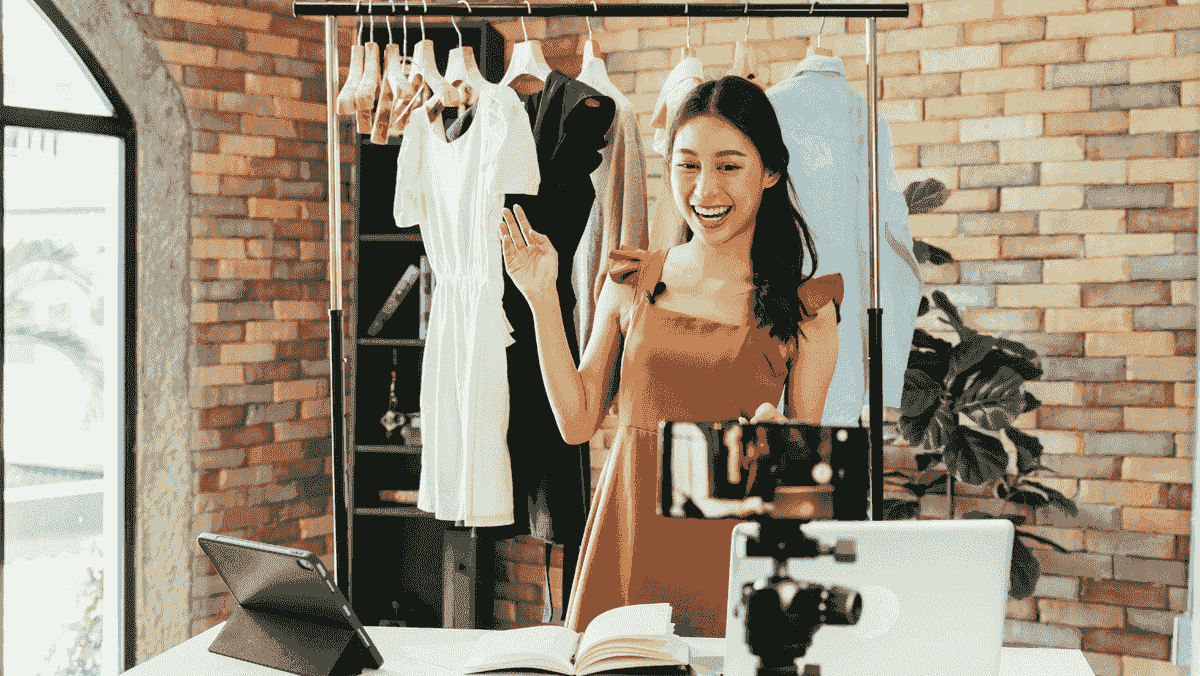 Influencer de sex feminin care vinde haine online
