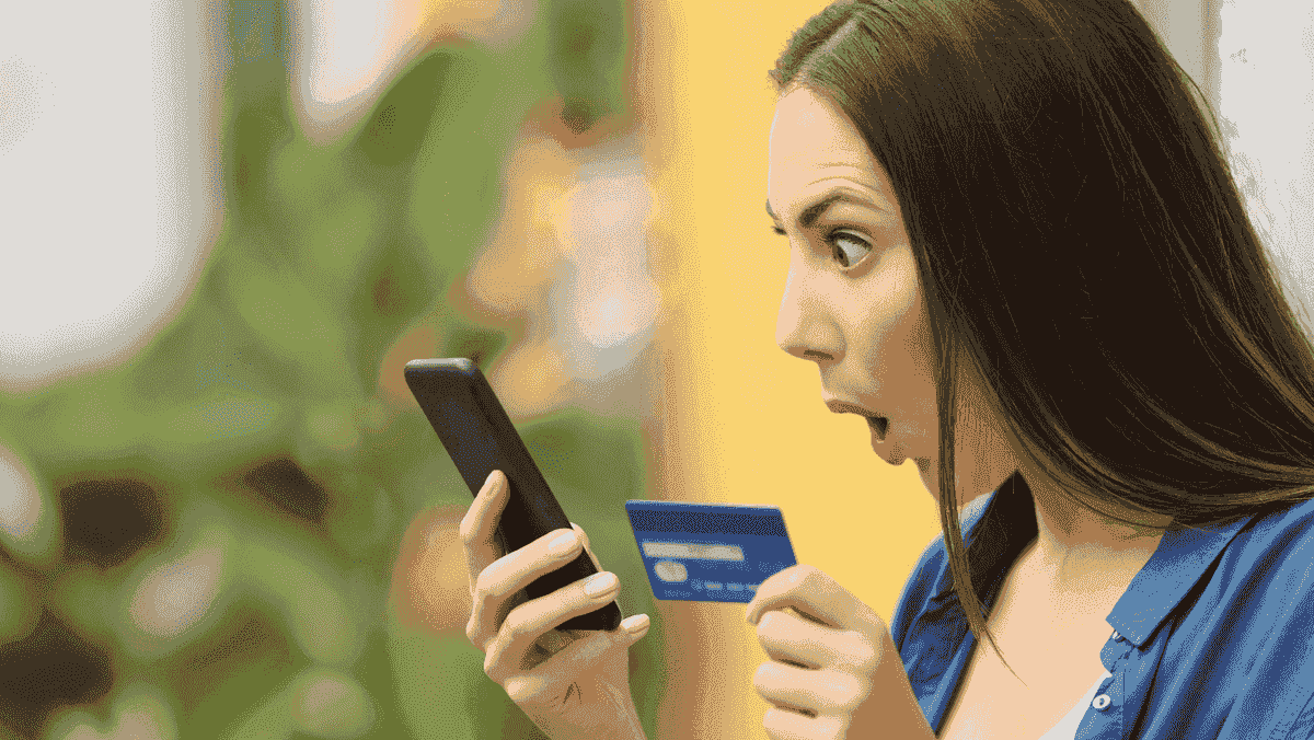 Uma mulher parecendo surpresa depois de ver uma oferta de marketing incrível