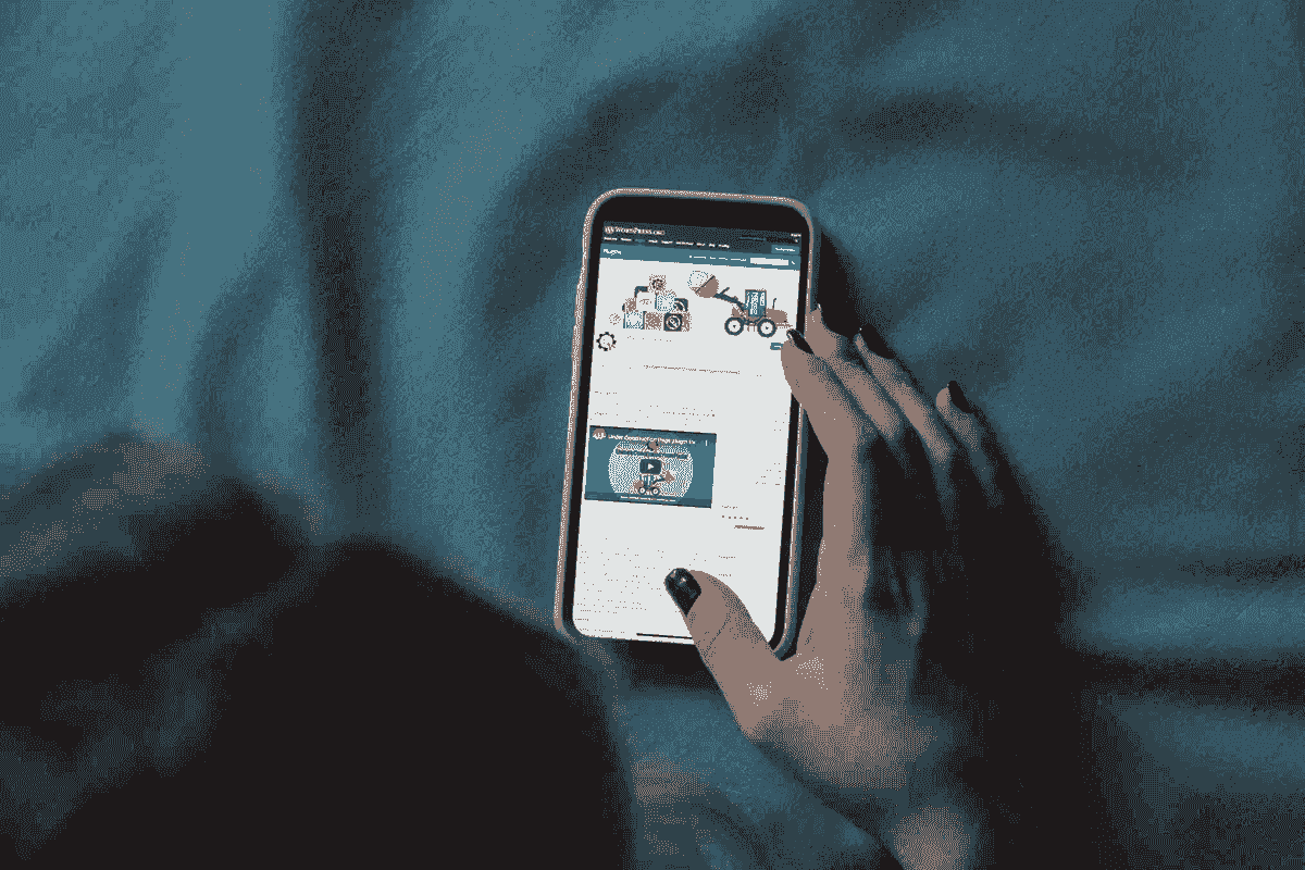 pessoa a segurar um Samsung branco