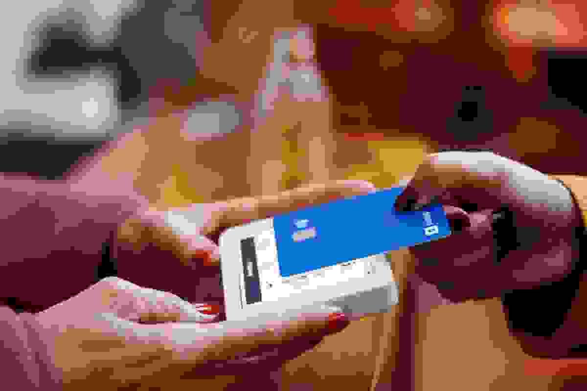 Nainen tekee ostoksia mobiilikassalla
