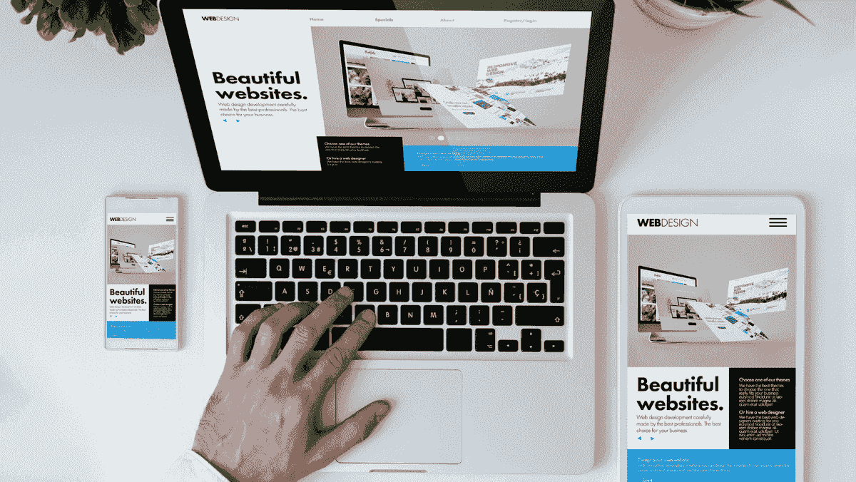 Homem construindo um site em seu laptop